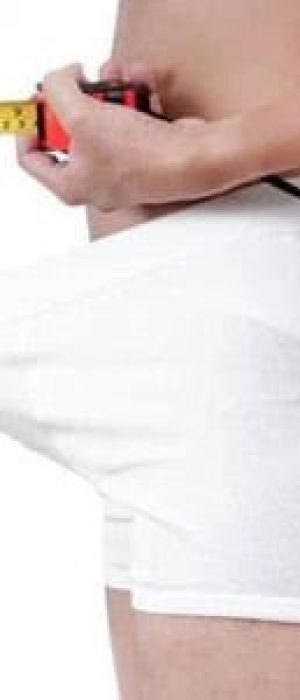 homem examinando o tamanho do pênis